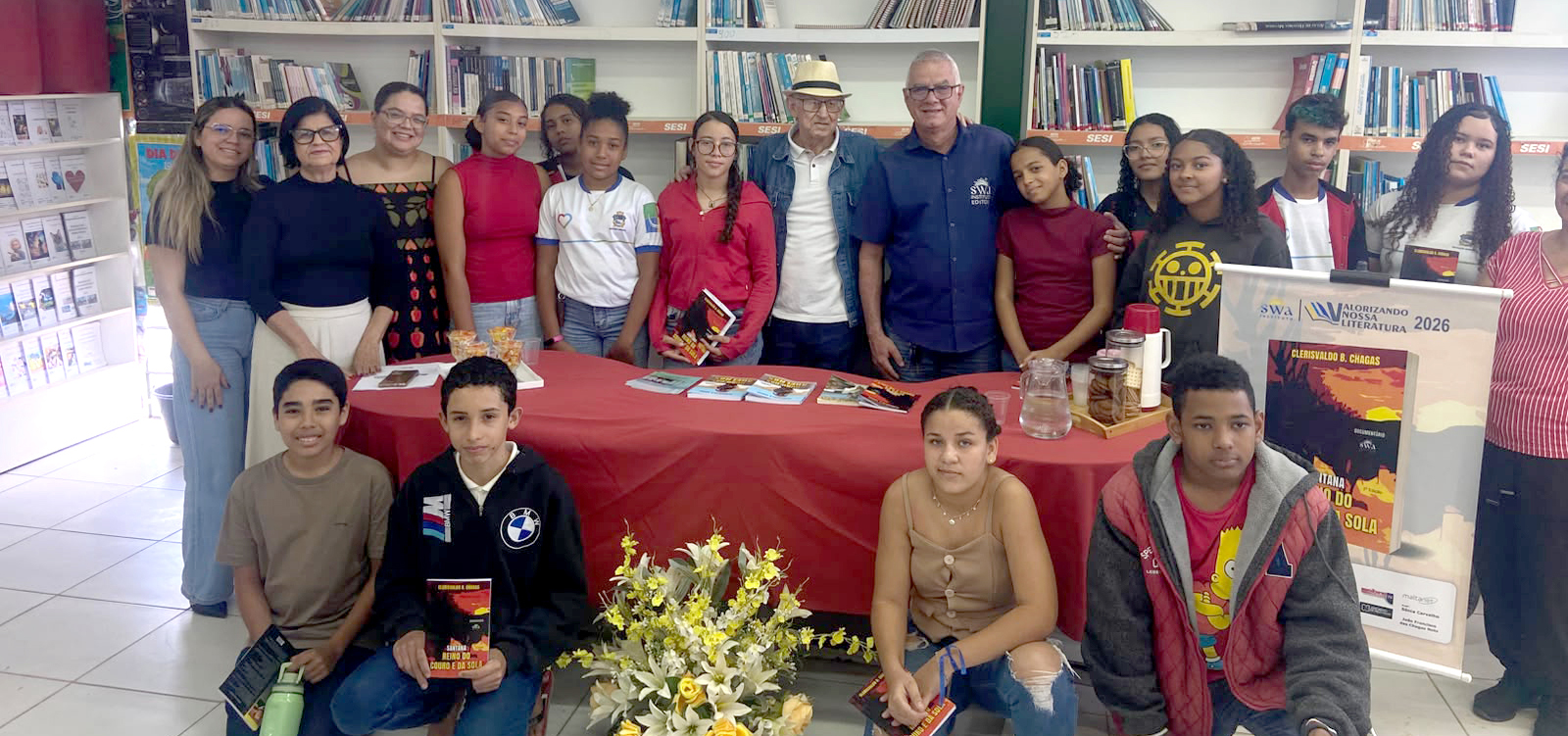 Escritor Clerisvaldo B. Chagas visita escola para discutir literatura